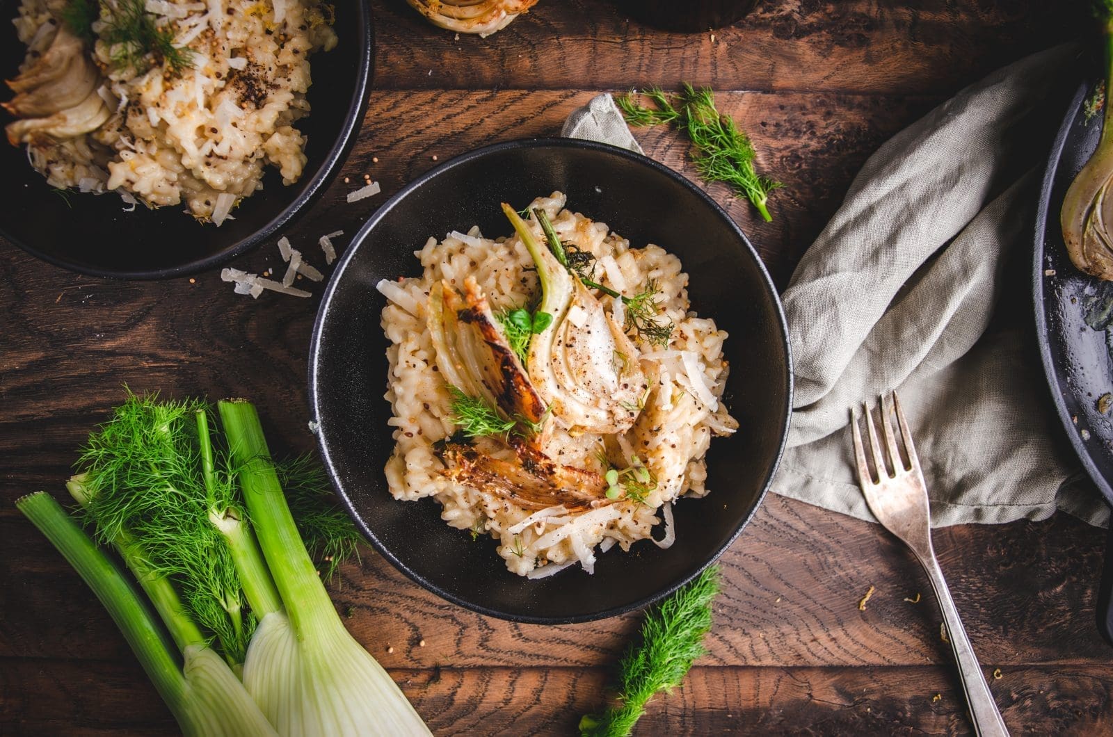 Riesling Risotto 8 | In den Tiefen unseres Blogs haben wir ein altes Schätzchen entdeckt: ein tolles Rezept für ein cremiges Rieslingrisotto, das dringend eine Auffrischung benötigte. Unsere liebe Mitarbeiterin Lea hat sich dem Projekt mit Begeisterung angenommen und das Rezept nicht nur erneut gekocht, sondern natürlich auch sofort richtig schön neu in Szene gesetzt und unser Rezept einen neuen Anstrich verpasst. Während Sascha und ich auf Entdeckungsreise waren, nutzte Lea die Gelegenheit, um im Studio ihre eigene Interpretation des Rezeptes umzusetzen. Statt der gekochten Eier, die wir einst als Beilage empfohlen hatten, hat Lea das Rieslingrisotto mit köstlich gebratenem Fenchel zubereitet – und wir müssen zugeben, das Ergebnis ist noch umwerfender als das Original. Also lasst euch von unserem gemeinsamen Rezept für ein Rieslingrisotto mit gebratenem Fenchel begeistern und legt gleich los, es selber auf euren Tisch zu bringen.