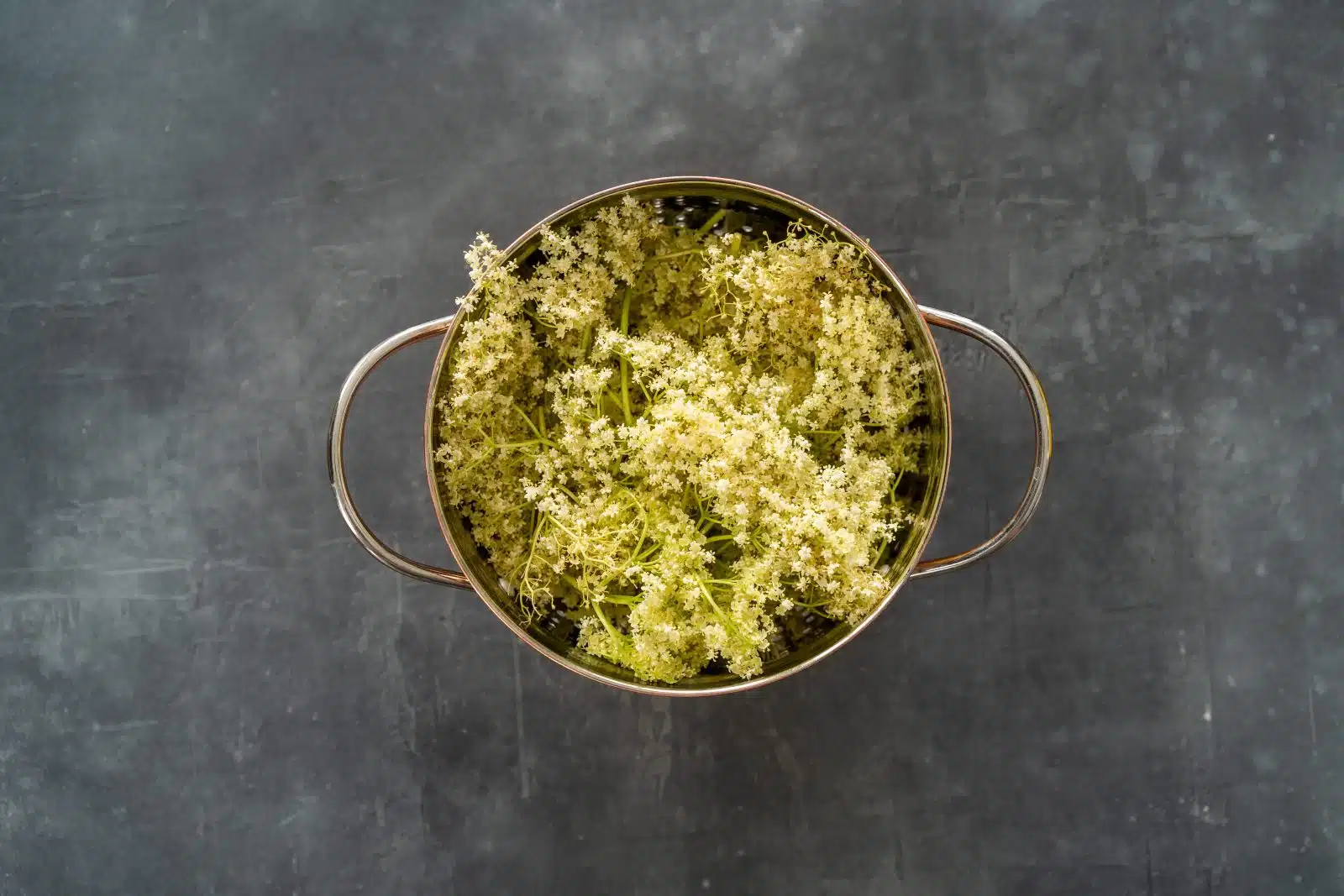 Rezept für Holunderblütensirup. Die perfekte Möglichkeit, die Holunderblüten haltbar zu machen. Und so vielfältig in der Verwendung.