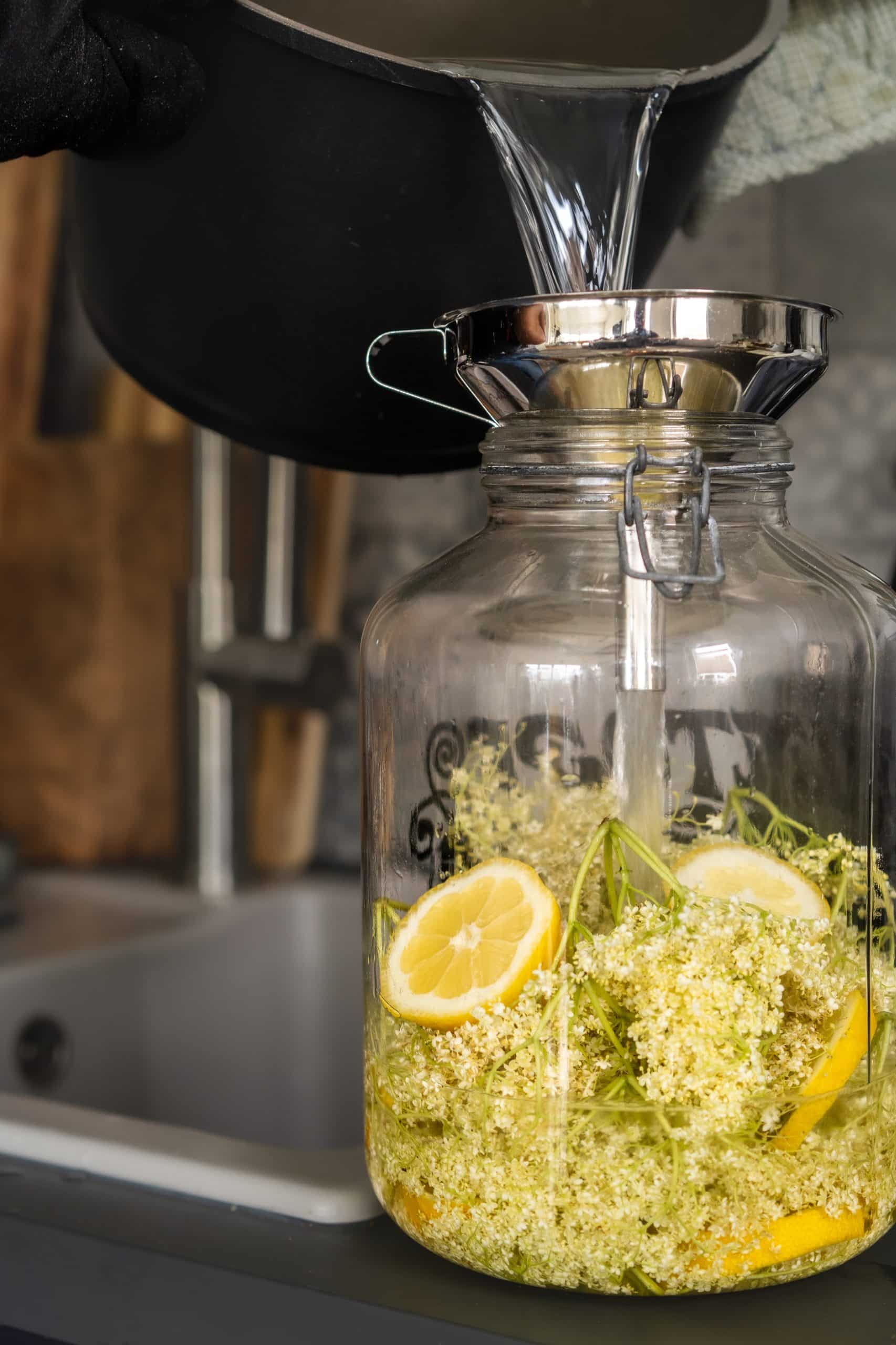 Rezept für Holunderblütensirup. Die perfekte Möglichkeit, die Holunderblüten haltbar zu machen. Und so vielfältig in der Verwendung.