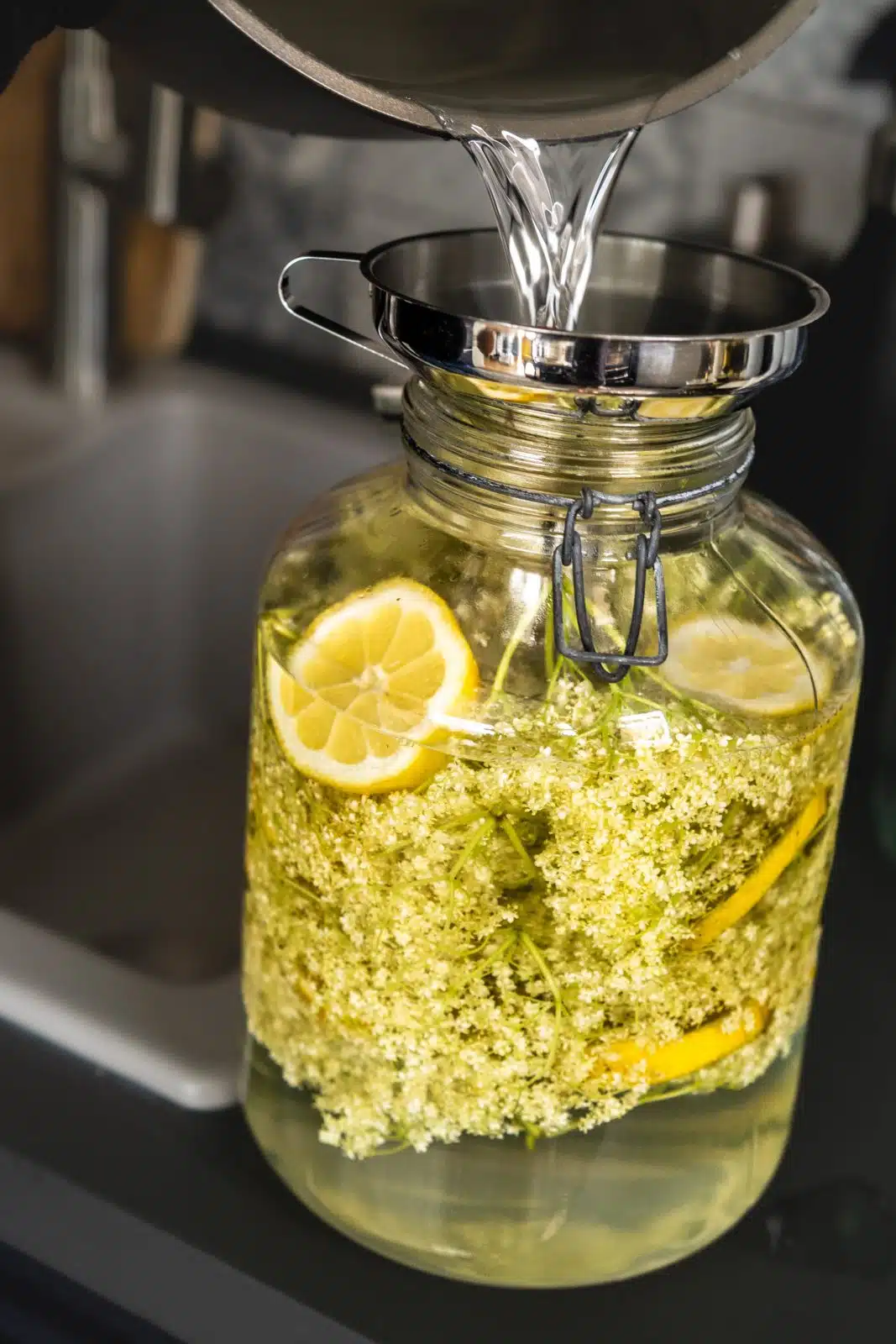 Rezept für Holunderblütensirup. Die perfekte Möglichkeit, die Holunderblüten haltbar zu machen. Und so vielfältig in der Verwendung.