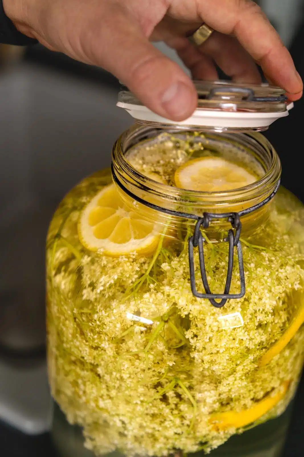 Holunderblütensirup selber machen. Glas beim Verschließen.