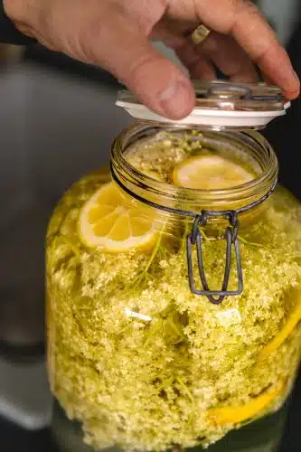 Holunderblütensirup selber machen. Glas beim Verschließen.