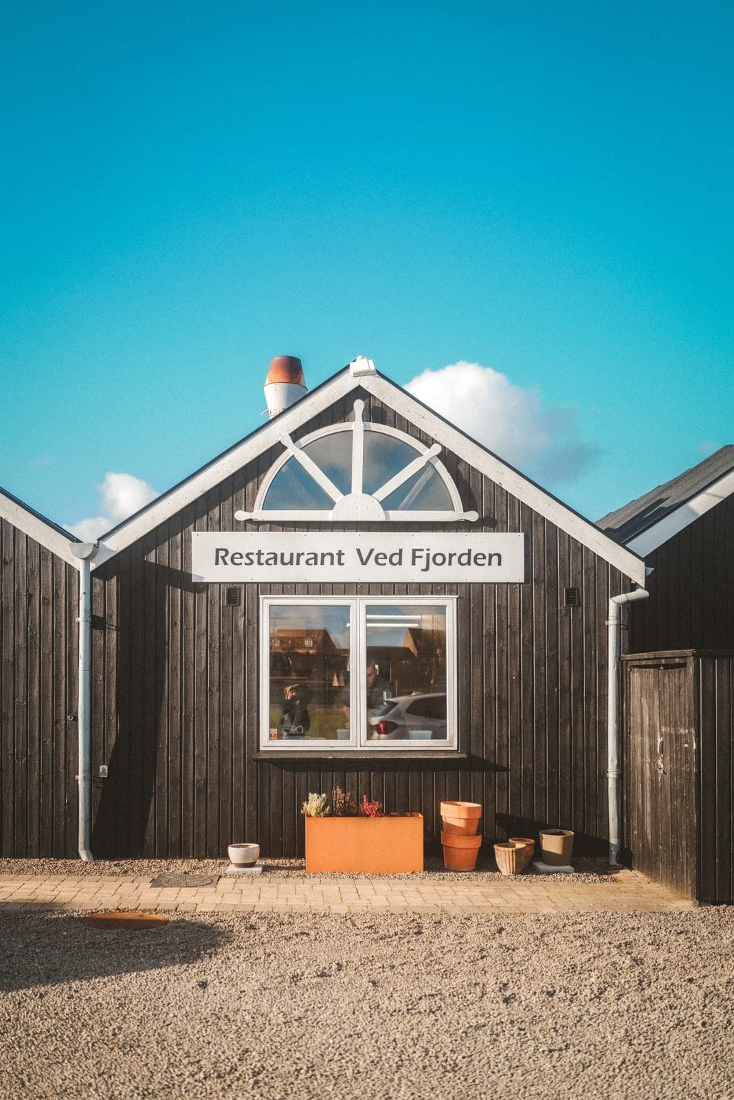 Limfjord Reiseführer: Kulinarische Highlights und traumhafte Landschaften! 10 Limfjord 3 | Mit Visit Denmark sind wir wieder in das wunderschöne Dänemark gereist. Dieses Mal ging es aber in die faszinierende Region des Limfjords. Bekannt für seine atemberaubenden Landschaften, köstlichen Meeresfrüchte und seine einzigartige Geschichte, ist der Limfjord der perfekte Ort für Naturliebhaber, Gourmets und Kulturbegeisterte. Folgt uns auf unserer Entdeckungsreise durch die Region und genießt die Schönheit und die Vielfalt des Limfjords.