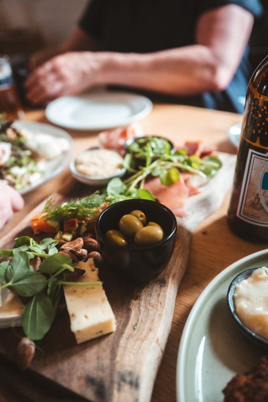 Limfjord Reiseführer: Kulinarische Highlights und traumhafte Landschaften! 26 Limfjord 78 | Mit Visit Denmark sind wir wieder in das wunderschöne Dänemark gereist. Dieses Mal ging es aber in die faszinierende Region des Limfjords. Bekannt für seine atemberaubenden Landschaften, köstlichen Meeresfrüchte und seine einzigartige Geschichte, ist der Limfjord der perfekte Ort für Naturliebhaber, Gourmets und Kulturbegeisterte. Folgt uns auf unserer Entdeckungsreise durch die Region und genießt die Schönheit und die Vielfalt des Limfjords.