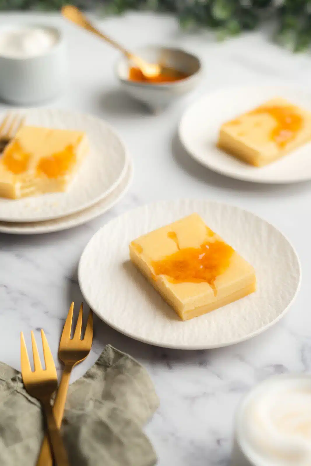 Pfirsich-Maracuja-Käsekuchen | Fruchtig vom Blech! 4 Pfirsisch Kaesekuchenschnitten 1 | Taucht ein in eine fruchtige und cremige Geschmacksexplosion mit unserem köstlichen Pfirsich-Maracuja-Käsekuchen! Unser so leckeres Rezept wird euch begeistern, denn es bringt die saftige Süße von Pfirsichen und den exotischen Geschmack von Maracuja in einer cremigen Quarkcreme zusammen. Und das Beste daran ist, dass unser Käsekuchen im Handumdrehen vorbereitet ist. Denn der Mürbeteig muss nicht vorgebacken werden. In nur 30 Minuten ist der Kuchen fertig gebacken. Vor allem an heißen Tagen, sorgt er, gut gekühlt, für eine fruchtige Kuchenerfrischung zwischendurch. Also lasst euch von unserem Rezept inspirieren und verwöhnt euch selbst und eure Lieben mit dieser fruchtigen Leckerei!