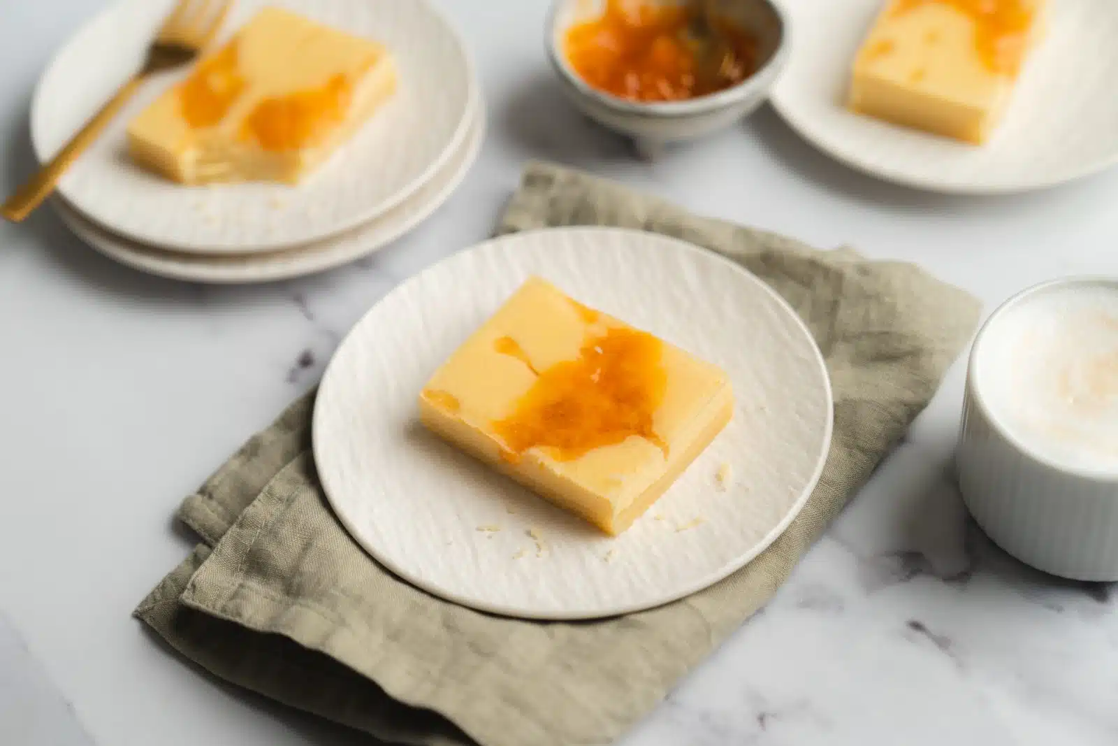 Pfirsisch Kaesekuchenschnitten 4 | Taucht ein in eine fruchtige und cremige Geschmacksexplosion mit unserem köstlichen Pfirsich-Maracuja-Käsekuchen! Unser so leckeres Rezept wird euch begeistern, denn es bringt die saftige Süße von Pfirsichen und den exotischen Geschmack von Maracuja in einer cremigen Quarkcreme zusammen. Und das Beste daran ist, dass unser Käsekuchen im Handumdrehen vorbereitet ist. Denn der Mürbeteig muss nicht vorgebacken werden. In nur 30 Minuten ist der Kuchen fertig gebacken. Vor allem an heißen Tagen, sorgt er, gut gekühlt, für eine fruchtige Kuchenerfrischung zwischendurch. Also lasst euch von unserem Rezept inspirieren und verwöhnt euch selbst und eure Lieben mit dieser fruchtigen Leckerei!