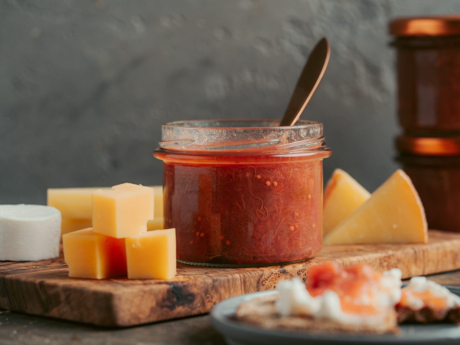 Rezept für Rhabarber Chutney. Zum Ende der Rhabarbersaison ein tolles Rezept, das das Haltbarmachen von Rhabarber schnell und easy macht.