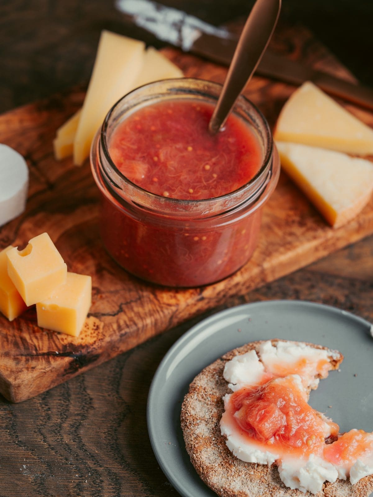 Rezept für Rhabarber Chutney. Zum Ende der Rhabarbersaison ein tolles Rezept, das das Haltbarmachen von Rhabarber schnell und easy macht.