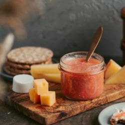 Rhabarber Chutney - zum Ende der Rhabarbersaison 5 Rhabarber Chutney 8 | Wir können es kaum glauben, aber die Zeit, auf die wir uns so lange gefreut haben, ist ganz bald schon wieder vorbei, und unser Rhabarber Chutney ist die perfekte Möglichkeit, diese köstliche Saison zu verlängern. Die Rhabarberzeit nämlich. Vielleicht geht es euch genauso und ihr würdet am liebsten das ganze Jahr über den frischen Rhabarber ernten und als Kuchen, im Dessert oder auch in herzhaften Gerichten genießen. Aber zum Glück geht das nicht, denn sonst wäre die Freude darüber, dass es wieder losgeht, gar nicht möglich. Wir haben uns aber gedacht, dass man den Rhabarber kurz vor Ende der Erntezeit konservieren sollte. Und genau das machen wir mit unserem neuen Rezept für ein leckeres Rhabarber Chutney.