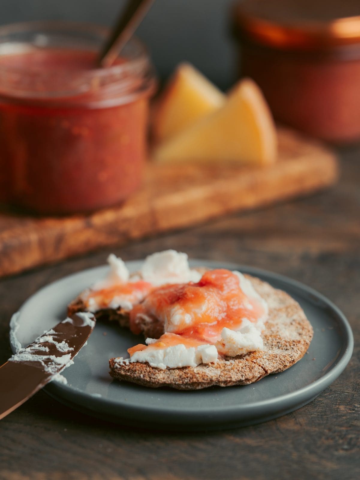 Rezept für Rhabarber Chutney. Zum Ende der Rhabarbersaison ein tolles Rezept, das das Haltbarmachen von Rhabarber schnell und easy macht.
