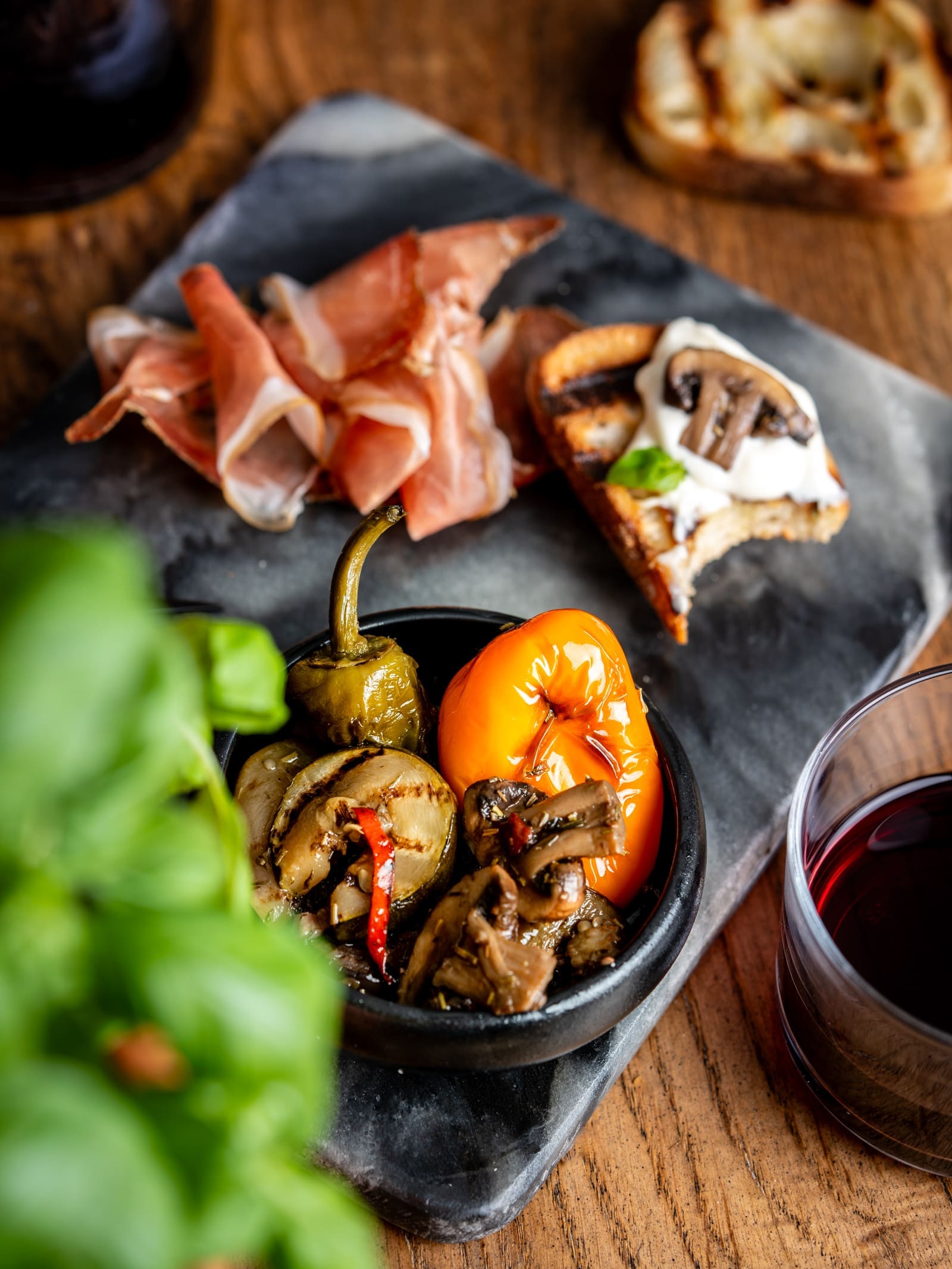 Rezept für mediterrane Antipasti. Gleich drei verschiedene Varianten. Baslamicoschalotten, eingelegte Paprika und Sommergemüse. Schnell und easy zubereitet und ab ins Glas.