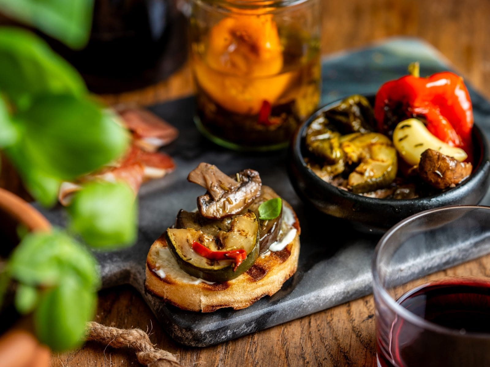 Rezept für mediterrane Antipasti. Gleich drei verschiedene Varianten. Baslamicoschalotten, eingelegte Paprika und Sommergemüse. Schnell und easy zubereitet und ab ins Glas.