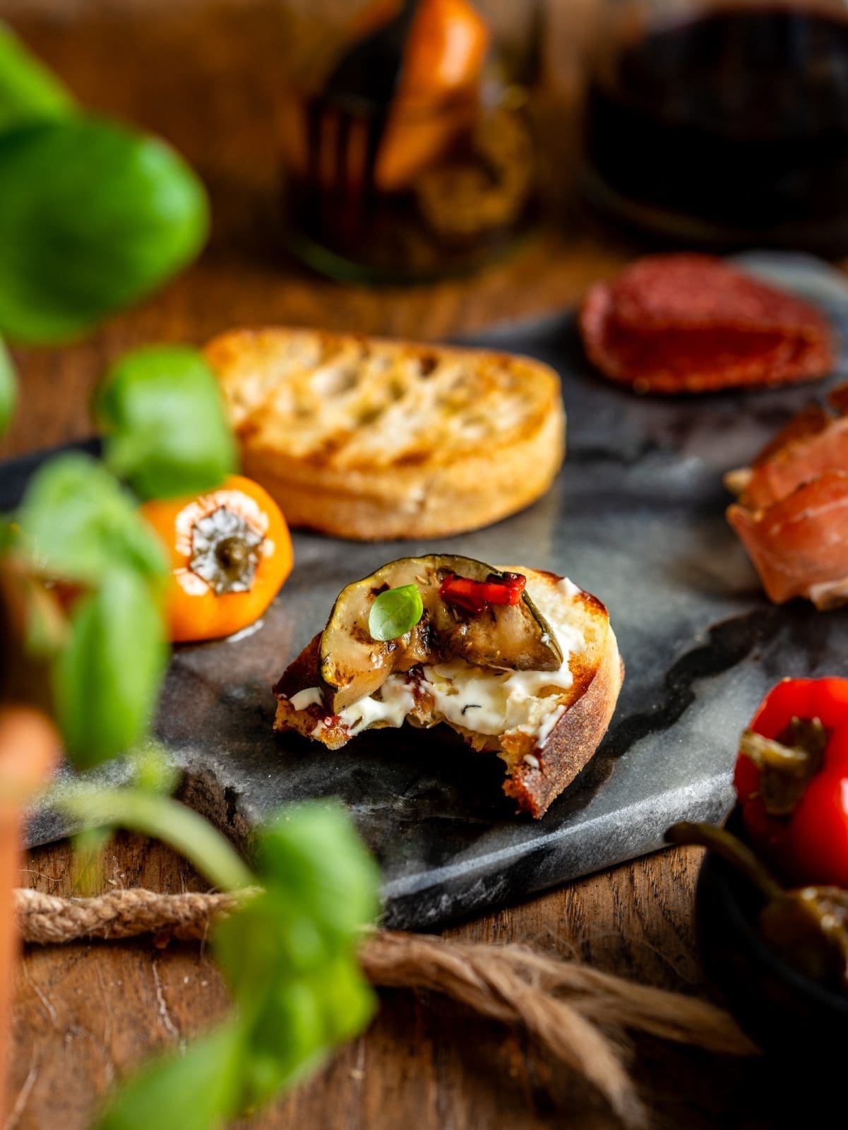 Rezept für mediterrane Antipasti. Gleich drei verschiedene Varianten. Baslamicoschalotten, eingelegte Paprika und Sommergemüse. Schnell und easy zubereitet und ab ins Glas.