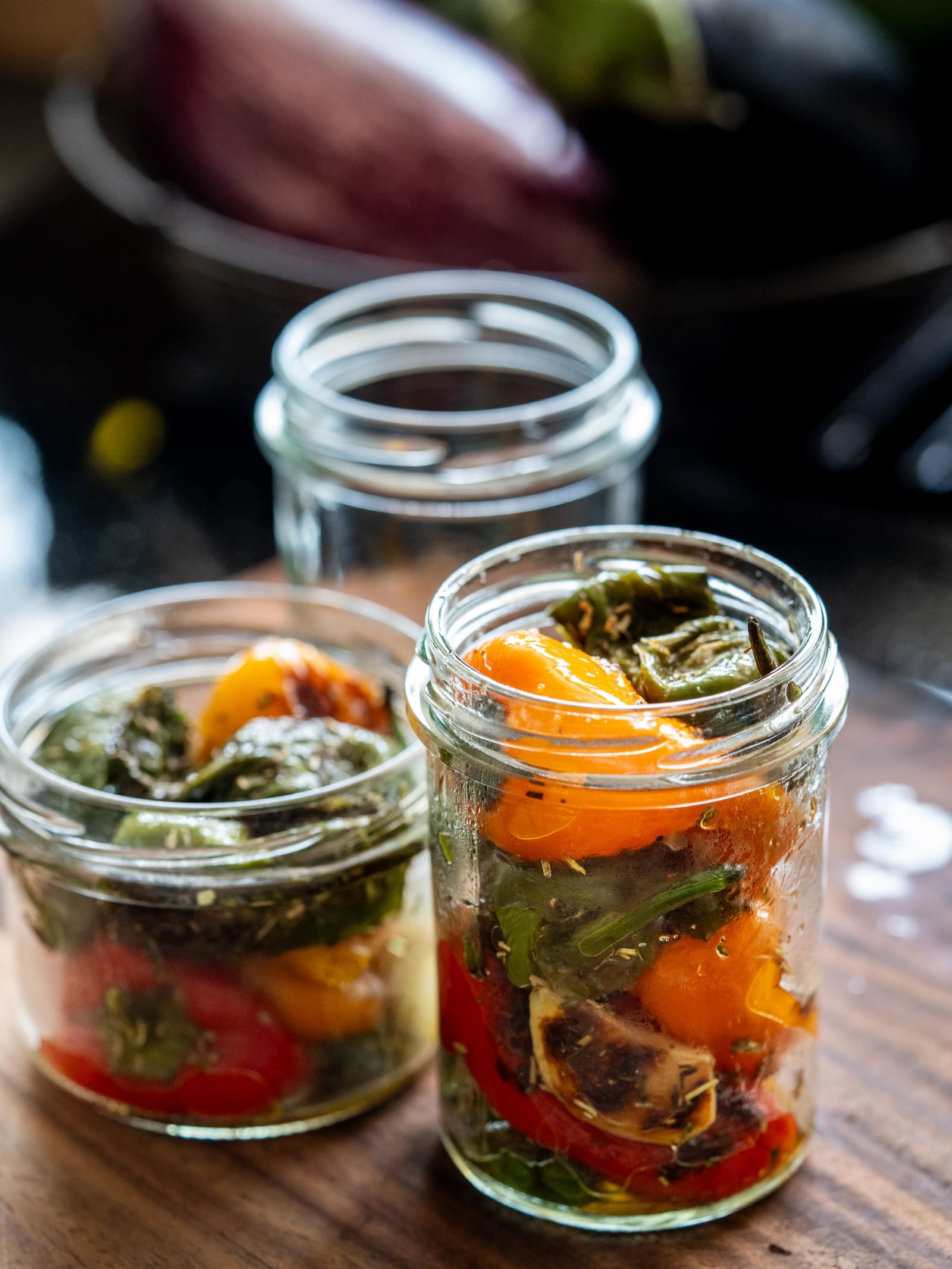 Rezept für mediterrane Antipasti. Gleich drei verschiedene Varianten. Baslamicoschalotten, eingelegte Paprika und Sommergemüse. Schnell und easy zubereitet und ab ins Glas.