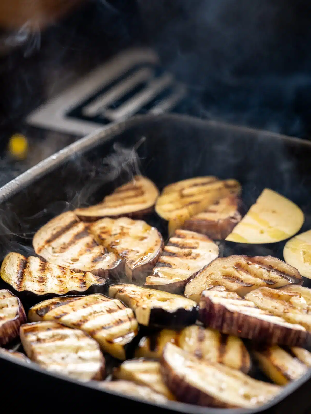 Rezept für mediterrane Antipasti. Gleich drei verschiedene Varianten. Baslamicoschalotten, eingelegte Paprika und Sommergemüse. Schnell und easy zubereitet und ab ins Glas.