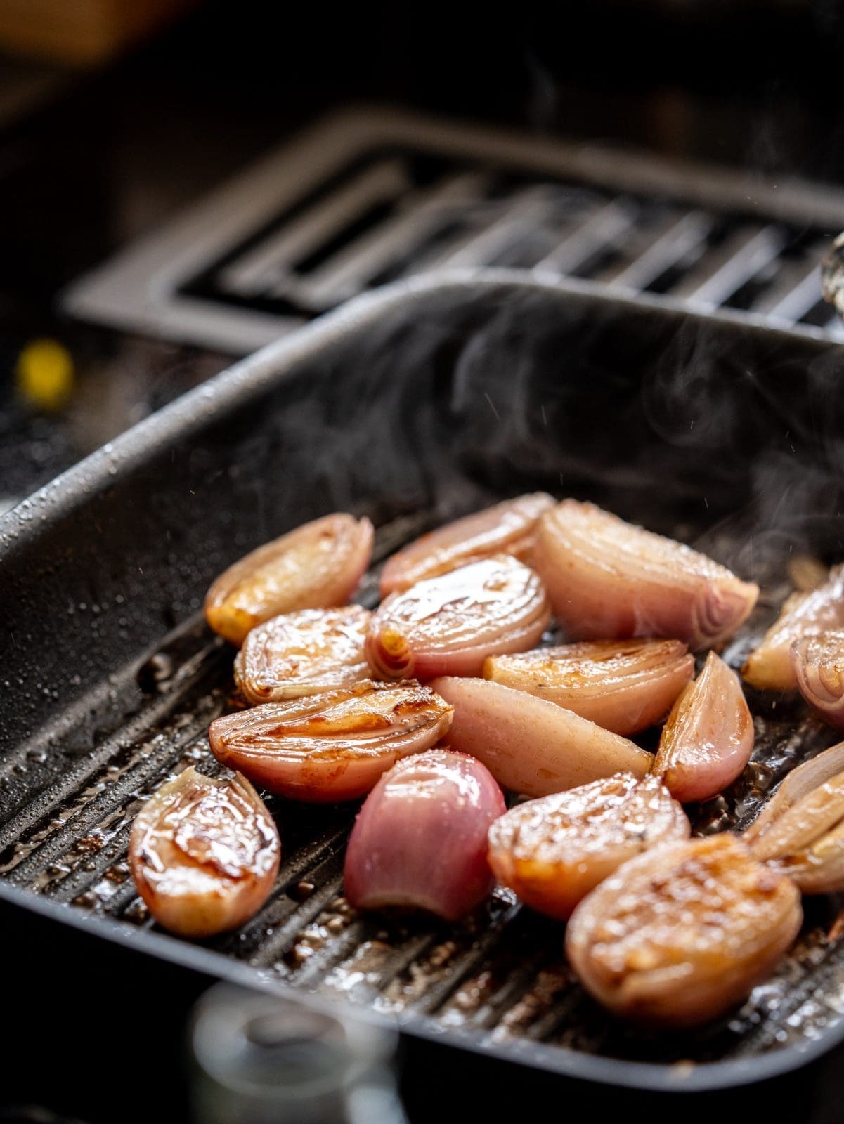 Rezept für mediterrane Antipasti. Gleich drei verschiedene Varianten. Baslamicoschalotten, eingelegte Paprika und Sommergemüse. Schnell und easy zubereitet und ab ins Glas.