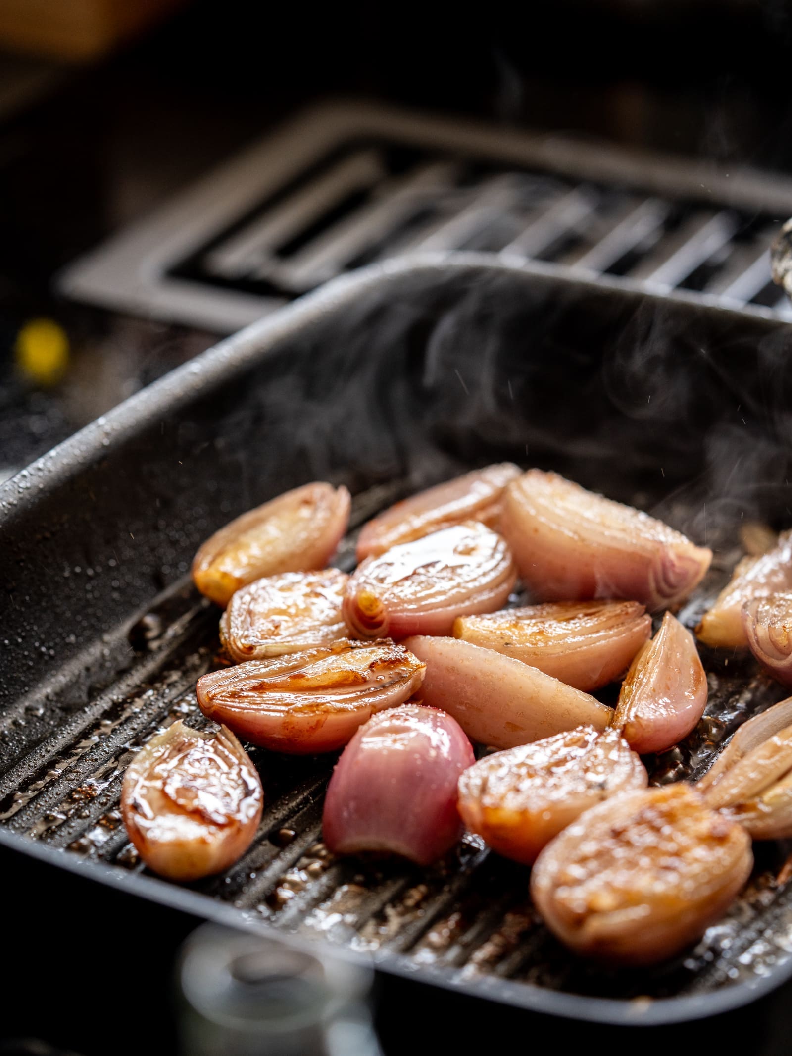 Rezept für mediterrane Antipasti. Gleich drei verschiedene Varianten. Baslamicoschalotten, eingelegte Paprika und Sommergemüse. Schnell und easy zubereitet und ab ins Glas.