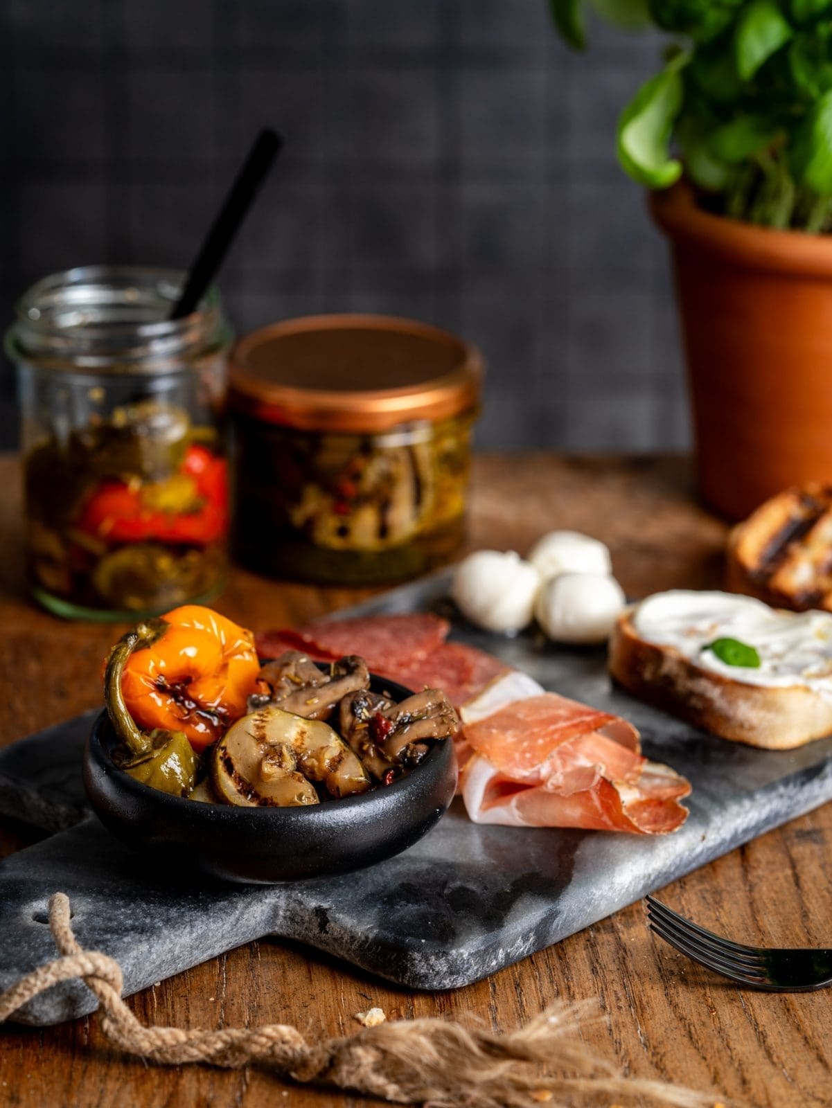 Rezept für mediterrane Antipasti. Gleich drei verschiedene Varianten. Baslamicoschalotten, eingelegte Paprika und Sommergemüse. Schnell und easy zubereitet und ab ins Glas.