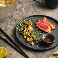 Rezept für Miso-glasiertem Thunfisch. Ob als Vorspeise oder zum Hauptgang. Ein perfektes Match: Asien trifft Portugal.