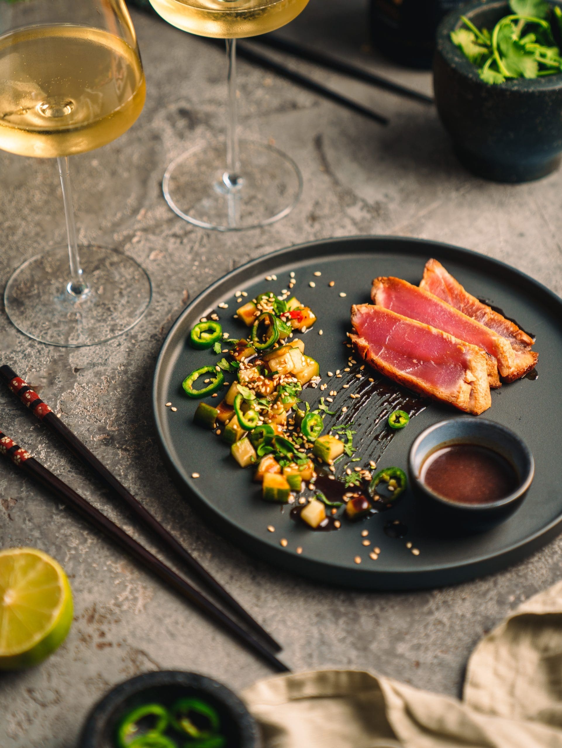 Miso-glasierter Thunfisch mit Gurke und Jalapeño