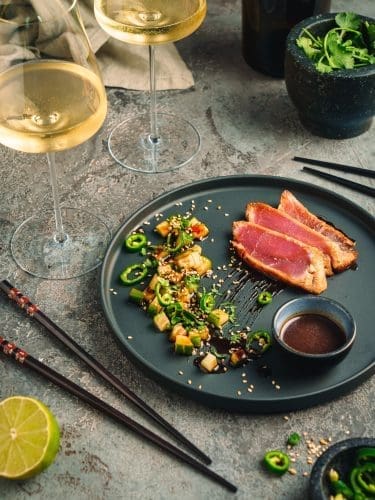 Miso-glasierter Thunfisch mit Gurke und Jalapeño 3 Rezept für Miso-glasiertem Thunfisch. Ob als Vorspeise oder zum Hauptgang. Ein perfektes Match: Asien trifft Portugal.