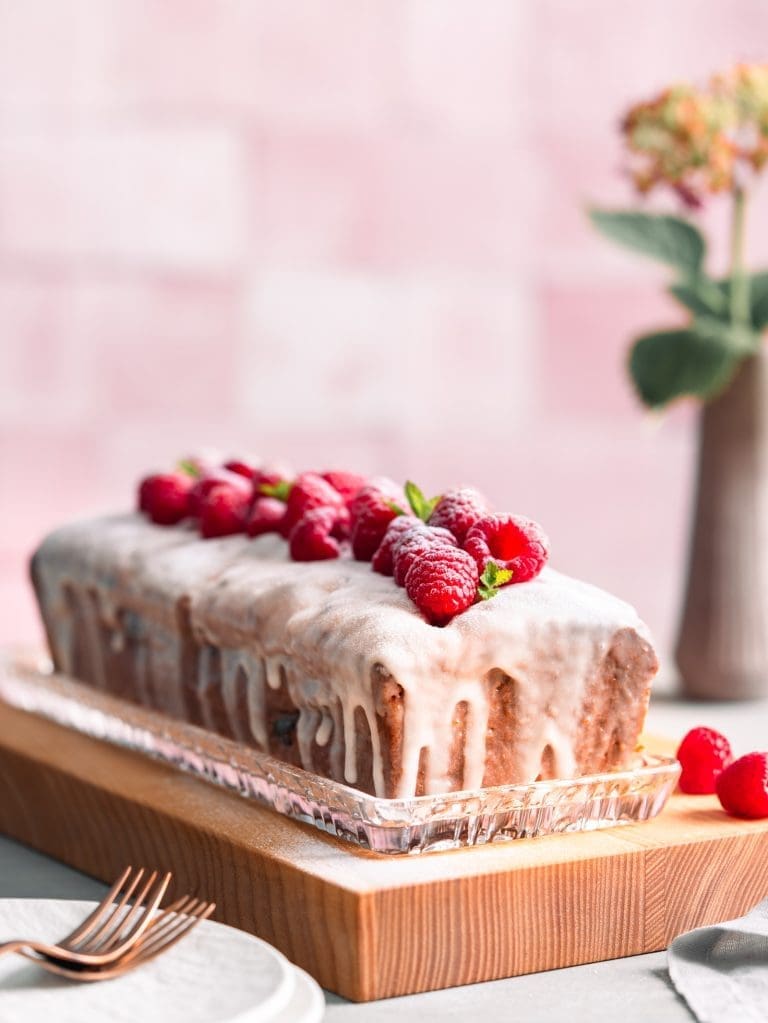 Rezept für unseren easy peasy Joghurt-Himbeerkuchen. Sommerlich frisch und schnell zubereitet.