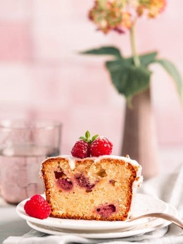 Rezept für unseren easy peasy Joghurt-Himbeerkuchen. Sommerlich frisch und schnell zubereitet.