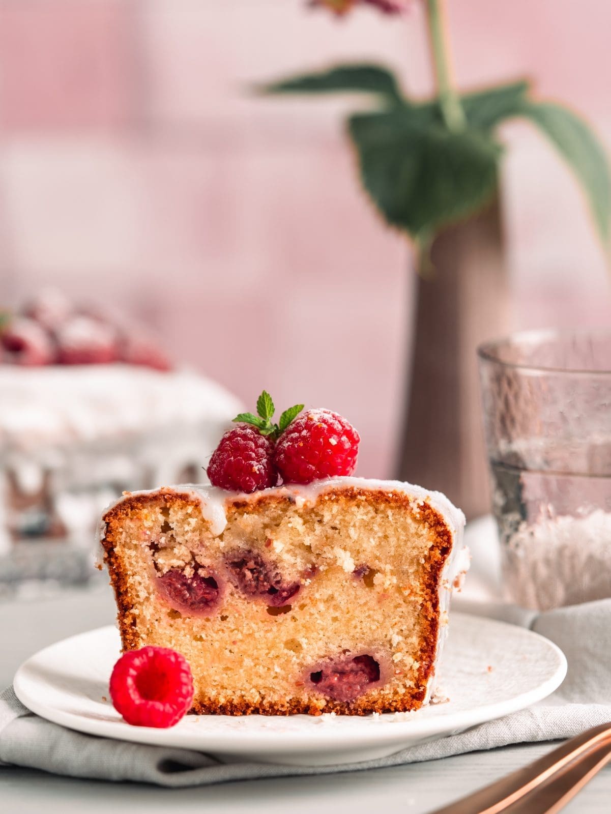 Joghurt-Himbeerkuchen aus der Kastenform 2 Rezept für unseren easy peasy Joghurt-Himbeerkuchen. Sommerlich frisch und schnell zubereitet.