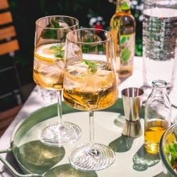 Kräuter-Spritz | unser perfekter Sommerdrink 21 Rezept für unseren Kräuter-Spritz. Schnell zubereitet mit eurer Lieblingskräuterlimonade, Lemon und einem Prickwein.