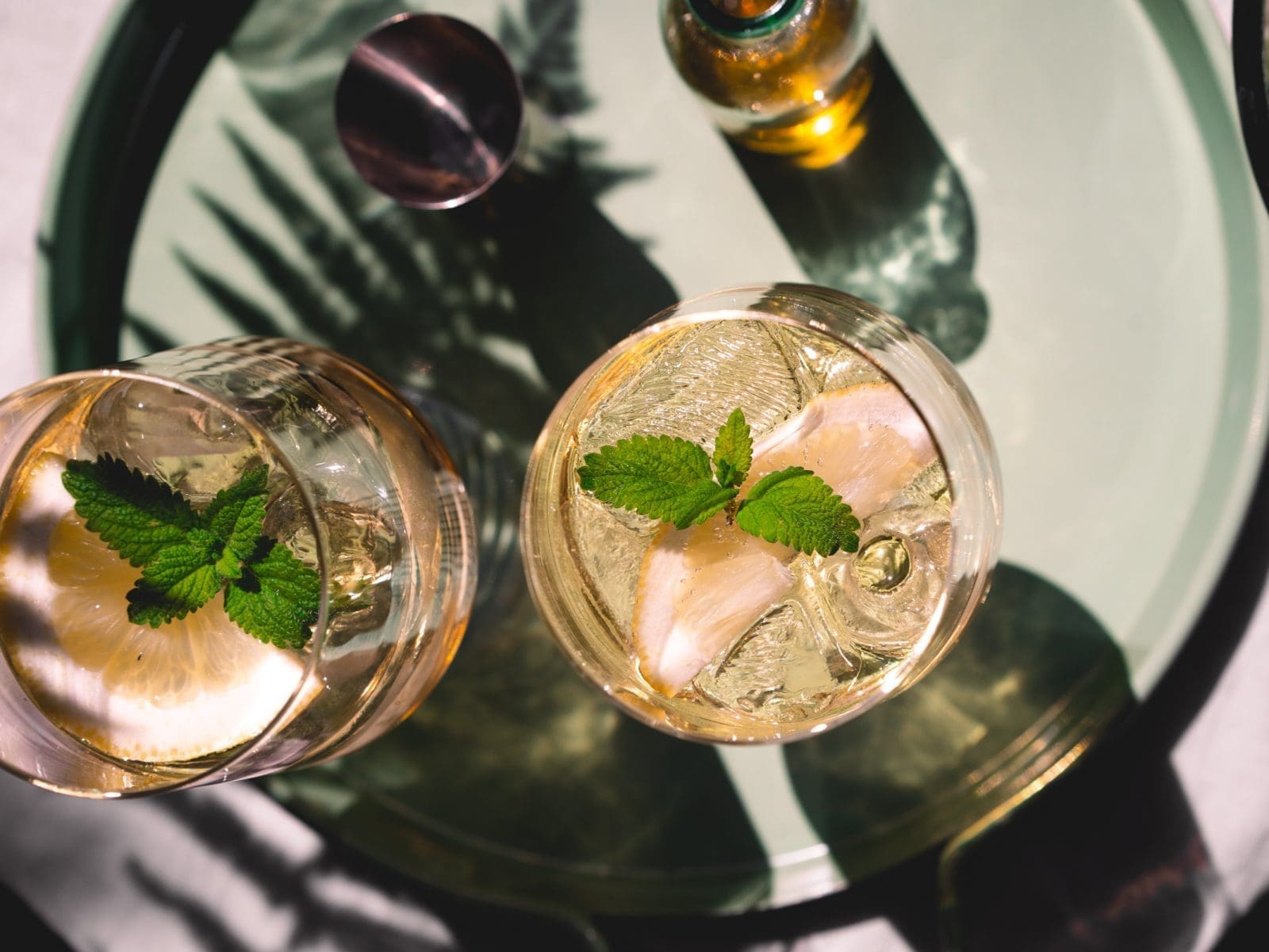 Kräuter-Spritz | unser perfekter Sommerdrink 2 Rezept für unseren Kräuter-Spritz. Schnell zubereitet mit eurer Lieblingskräuterlimonade, Lemon und einem Prickwein.