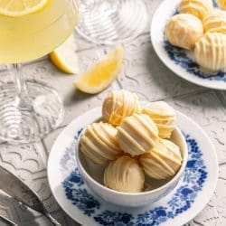 Rezept für Limoncello Pralinen. Resteverwertung von Kuchenresten. Oder wenn der Kuchen mal misslungen ist ... unsere süße Sommersnack.