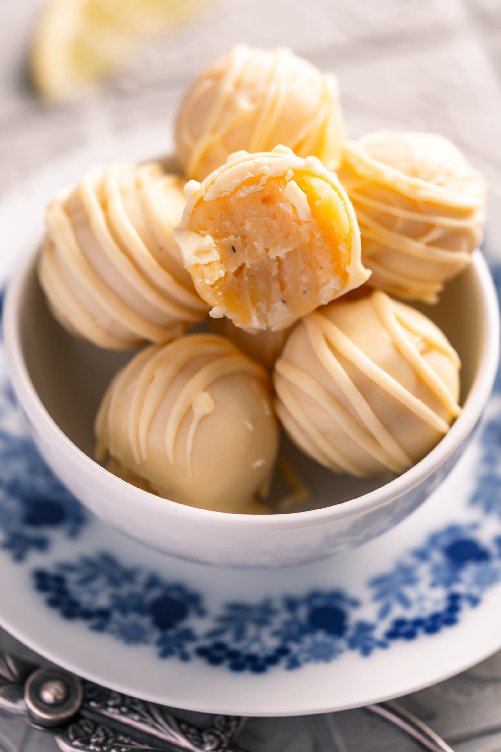 Rezept für Limoncello Pralinen. Resteverwertung von Kuchenresten. Oder wenn der Kuchen mal misslungen ist ... unsere süße Sommersnack.
