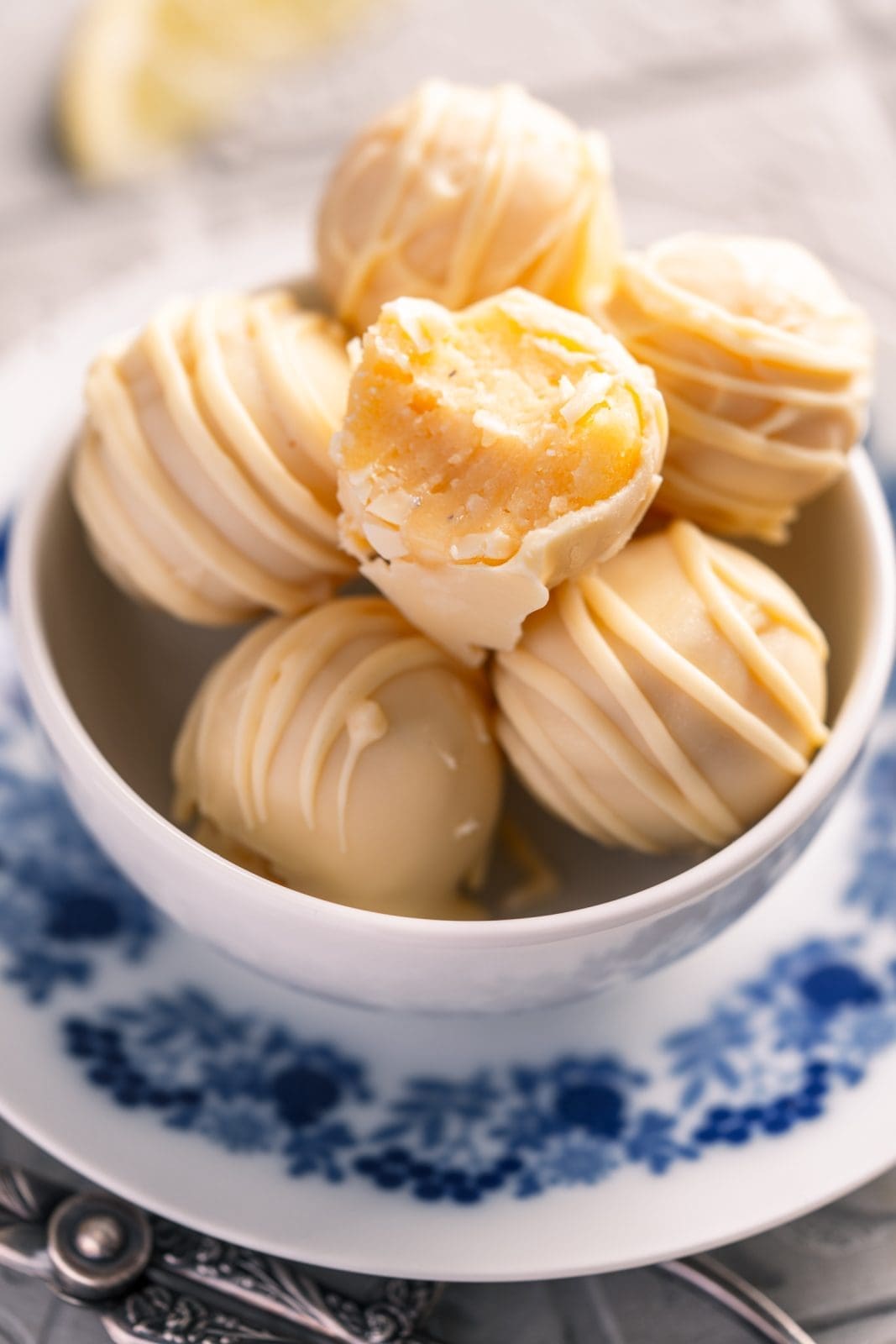 Rezept für Limoncello Pralinen. Resteverwertung von Kuchenresten. Oder wenn der Kuchen mal misslungen ist ... unsere süße Sommersnack.