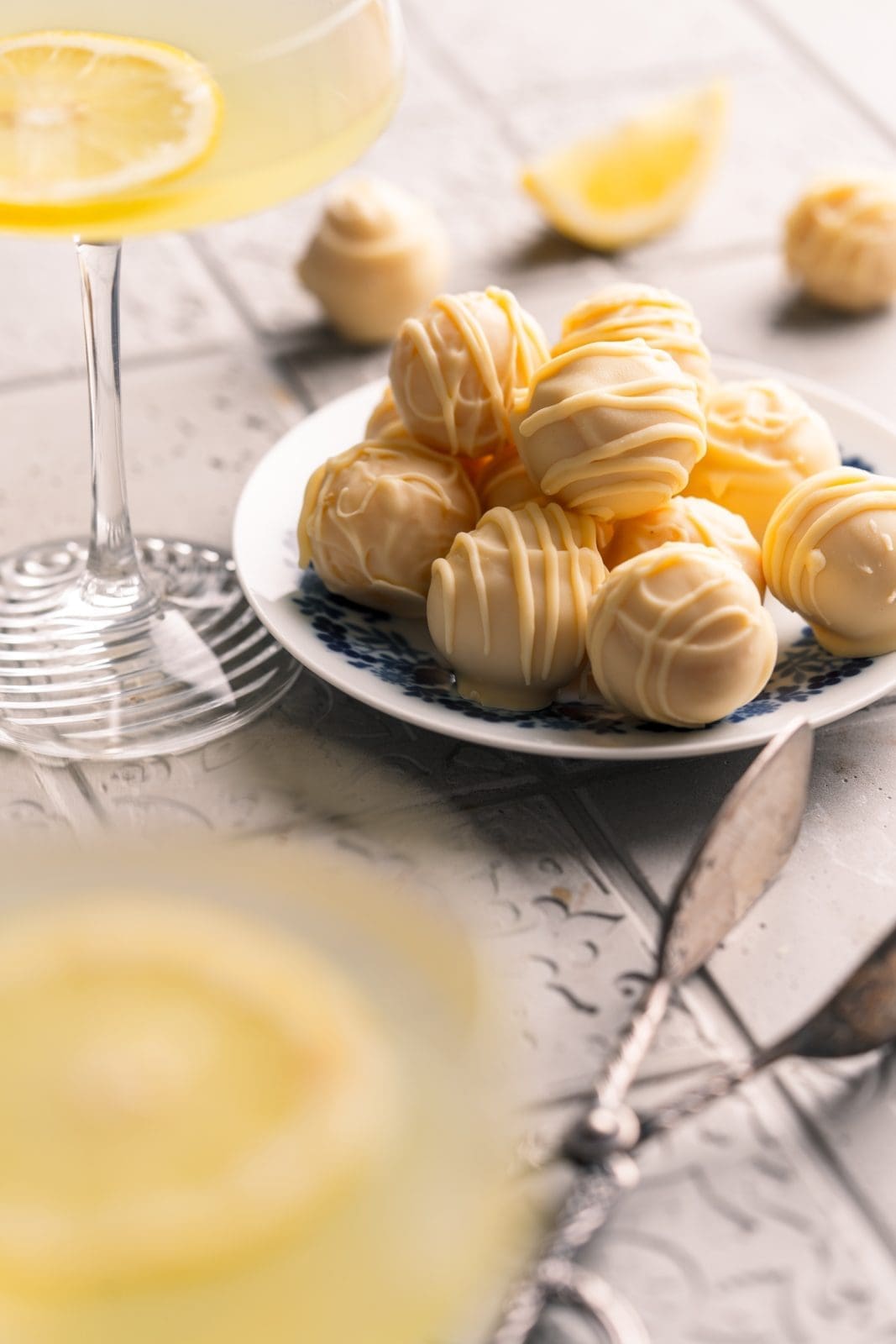 Rezept für Limoncello Pralinen. Resteverwertung von Kuchenresten. Oder wenn der Kuchen mal misslungen ist ... unsere süße Sommersnack.