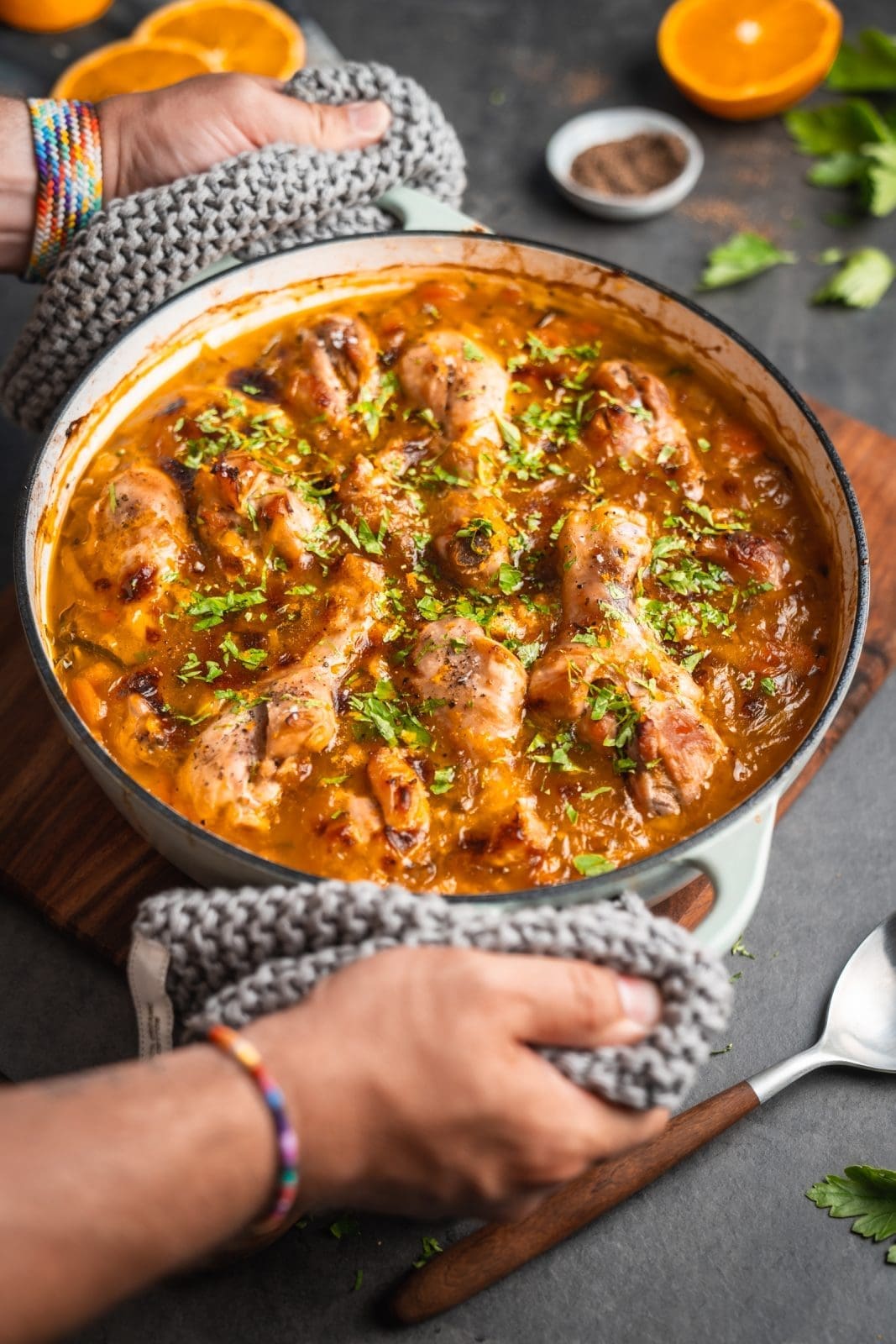 Rezept für Orangenhähnchen. Unser Klassiker ist ein Schmorgericht, das auch im Sommer immer perfekt passt. Fruchtig und lecker zart.
