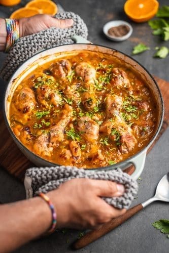 Rezept für Orangenhähnchen. Unser Klassiker ist ein Schmorgericht, das auch im Sommer immer perfekt passt. Fruchtig und lecker zart.