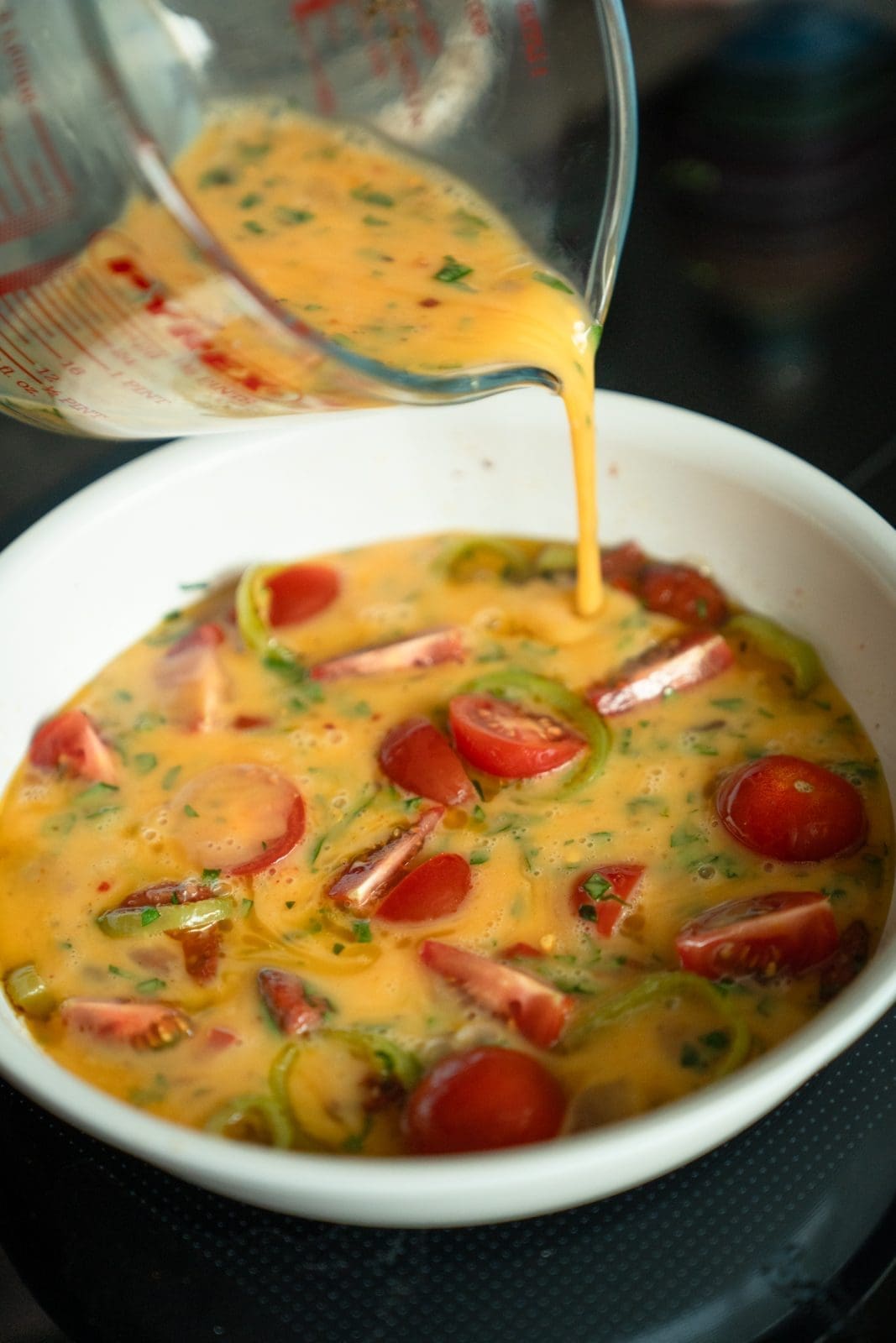 Orientalisches Omelett 10 | Wer von euch weiß es noch nicht? Ich bin ein kleiner Eiervernichter. Ich habe überhaupt keine Ahnung, warum, aber ich könnte jeden Tag mindestens als Frühstück 2 Eier in jeglicher Form futtern. Und da wir ein leckeres Rezept für die neue Keramik-Pfanne unseres langjährigen Partners Tefal suchten, kam uns ein orientalisches Omelette mit Sucuk gerade Recht. Ich bin auf jeden Fall schon ein richtiger Fan davon und werde uns sonntags gerne mal öfter eines zubereiten.