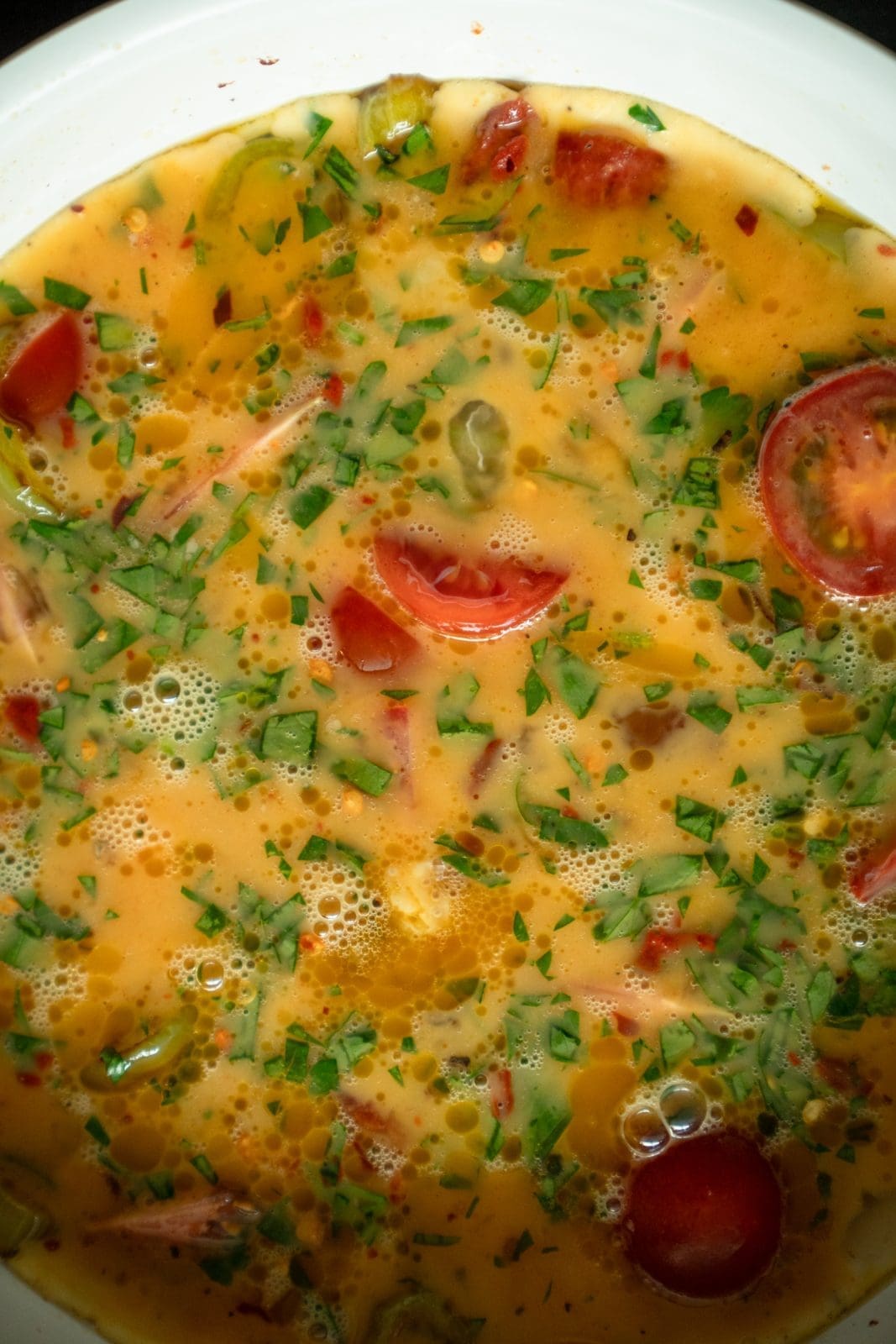 Orientalisches Omelett 11 | Wer von euch weiß es noch nicht? Ich bin ein kleiner Eiervernichter. Ich habe überhaupt keine Ahnung, warum, aber ich könnte jeden Tag mindestens als Frühstück 2 Eier in jeglicher Form futtern. Und da wir ein leckeres Rezept für die neue Keramik-Pfanne unseres langjährigen Partners Tefal suchten, kam uns ein orientalisches Omelette mit Sucuk gerade Recht. Ich bin auf jeden Fall schon ein richtiger Fan davon und werde uns sonntags gerne mal öfter eines zubereiten.