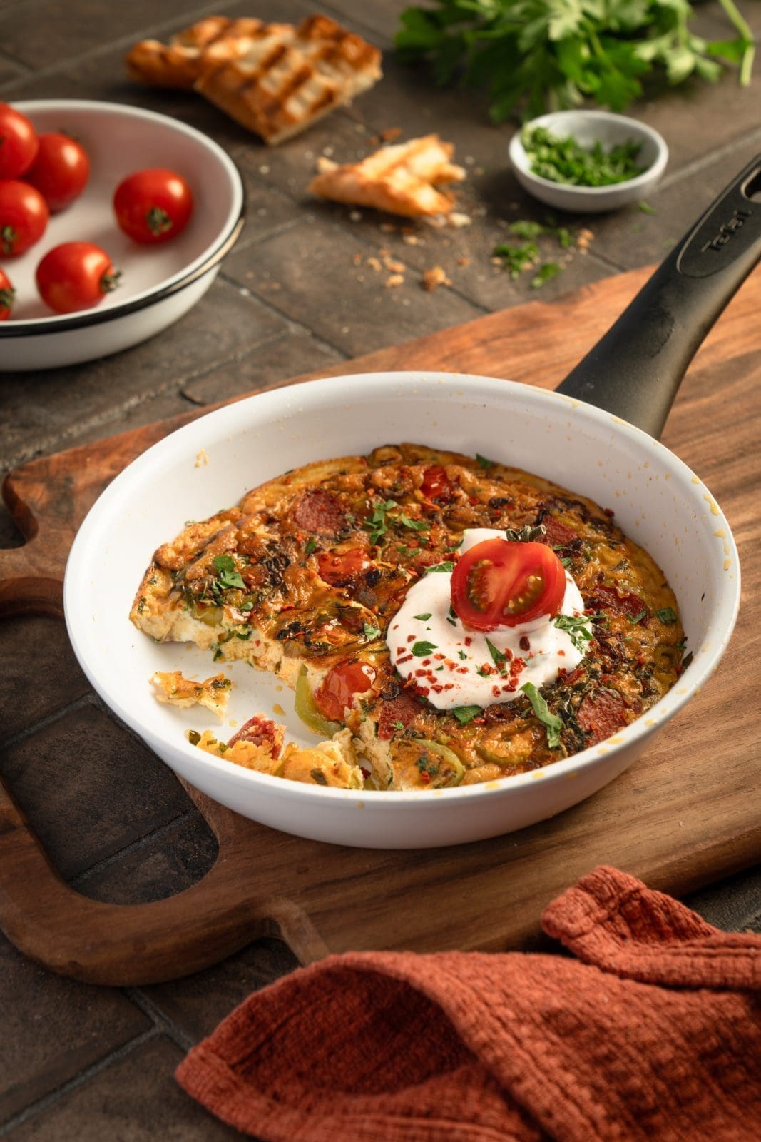 Orientalisches Omelette mit Sucuk 9 Orientalisches Omelett 15 | Wer von euch weiß es noch nicht? Ich bin ein kleiner Eiervernichter. Ich habe überhaupt keine Ahnung, warum, aber ich könnte jeden Tag mindestens als Frühstück 2 Eier in jeglicher Form futtern. Und da wir ein leckeres Rezept für die neue Keramik-Pfanne unseres langjährigen Partners Tefal suchten, kam uns ein orientalisches Omelette mit Sucuk gerade Recht. Ich bin auf jeden Fall schon ein richtiger Fan davon und werde uns sonntags gerne mal öfter eines zubereiten.