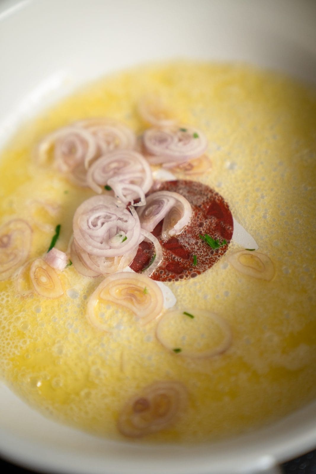 Orientalisches Omelett 3 | Wer von euch weiß es noch nicht? Ich bin ein kleiner Eiervernichter. Ich habe überhaupt keine Ahnung, warum, aber ich könnte jeden Tag mindestens als Frühstück 2 Eier in jeglicher Form futtern. Und da wir ein leckeres Rezept für die neue Keramik-Pfanne unseres langjährigen Partners Tefal suchten, kam uns ein orientalisches Omelette mit Sucuk gerade Recht. Ich bin auf jeden Fall schon ein richtiger Fan davon und werde uns sonntags gerne mal öfter eines zubereiten.