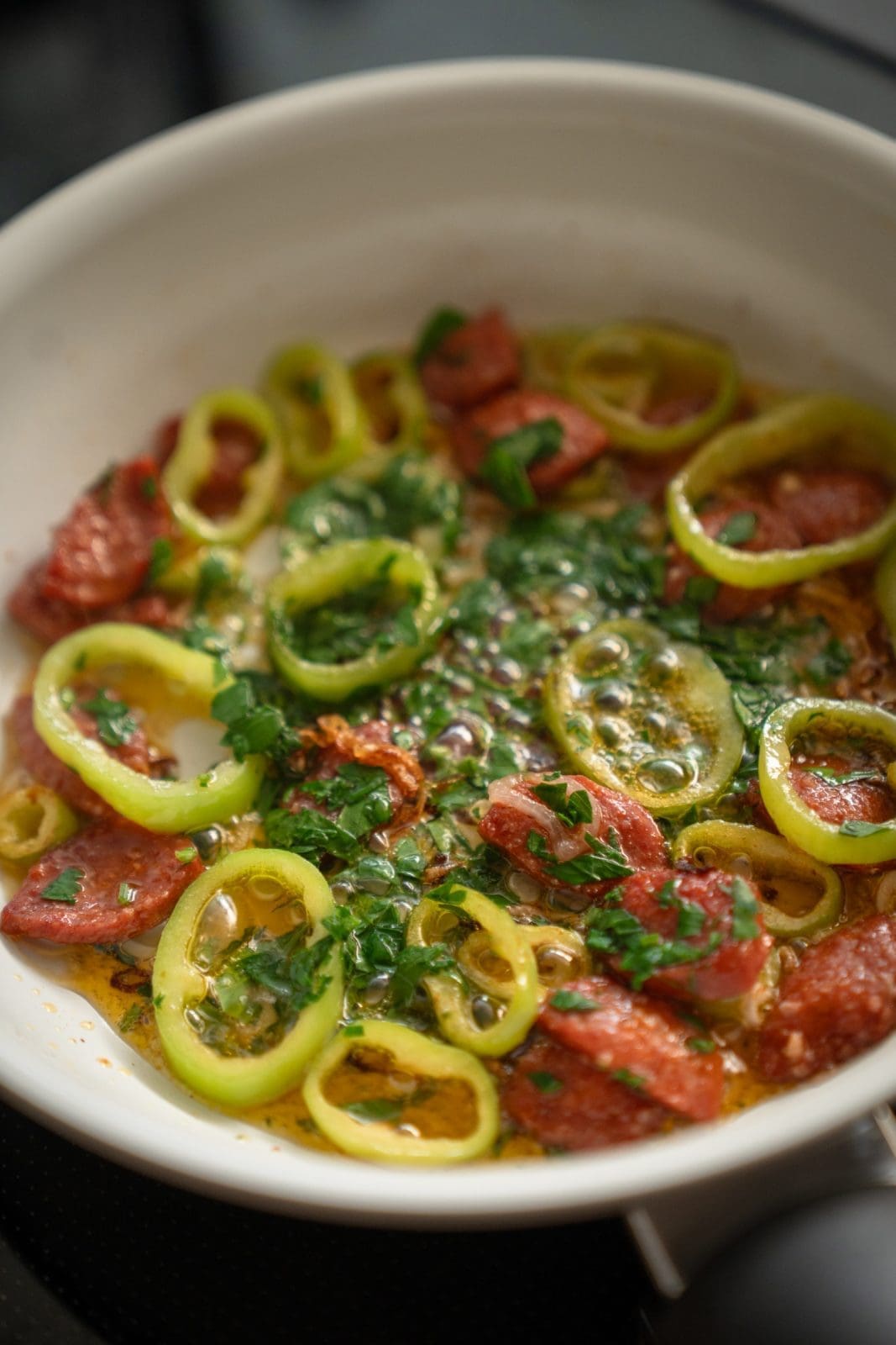 Orientalisches Omelett 6 | Wer von euch weiß es noch nicht? Ich bin ein kleiner Eiervernichter. Ich habe überhaupt keine Ahnung, warum, aber ich könnte jeden Tag mindestens als Frühstück 2 Eier in jeglicher Form futtern. Und da wir ein leckeres Rezept für die neue Keramik-Pfanne unseres langjährigen Partners Tefal suchten, kam uns ein orientalisches Omelette mit Sucuk gerade Recht. Ich bin auf jeden Fall schon ein richtiger Fan davon und werde uns sonntags gerne mal öfter eines zubereiten.