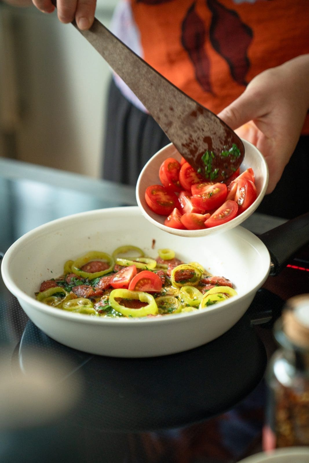 Orientalisches Omelett 9 | Wer von euch weiß es noch nicht? Ich bin ein kleiner Eiervernichter. Ich habe überhaupt keine Ahnung, warum, aber ich könnte jeden Tag mindestens als Frühstück 2 Eier in jeglicher Form futtern. Und da wir ein leckeres Rezept für die neue Keramik-Pfanne unseres langjährigen Partners Tefal suchten, kam uns ein orientalisches Omelette mit Sucuk gerade Recht. Ich bin auf jeden Fall schon ein richtiger Fan davon und werde uns sonntags gerne mal öfter eines zubereiten.