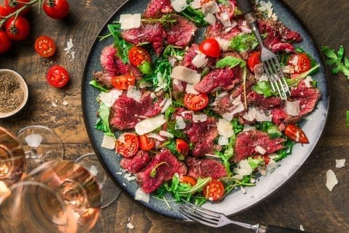 Rezept für Tagliata di Manzo. Einer unserer italienischen Favoriten. In weniger, als 30 Minuten zubereitet und perfekt zu einem Rosé aus Venetien.