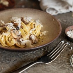 Trüffelpasta | Perfekt zu einem Glas Lugana Wein 11 Trueffelpasta 1 | Und weiter geht unsere kulinarische Reise mit #GreatEuropeanWines! Dieses Mal geht’s in die Weinregion Gardasee, im Nordosten Italiens. Hier produziert man unter anderem den großartigen Lugana Wein, der mit dem g.U. Siegel ausgezeichnet ist, womit sein geografischer Ursprung zertifiziert ist. Das Siegel garantiert, dass jeder Tropfen auch wirklich aus dieser einzigartigen Region stammt. Lugana ist bekannt für seine knackige Säure und sein mineralisches ‚salziges‘ Aroma - der perfekte Begleiter für unsere Trüffelpasta!