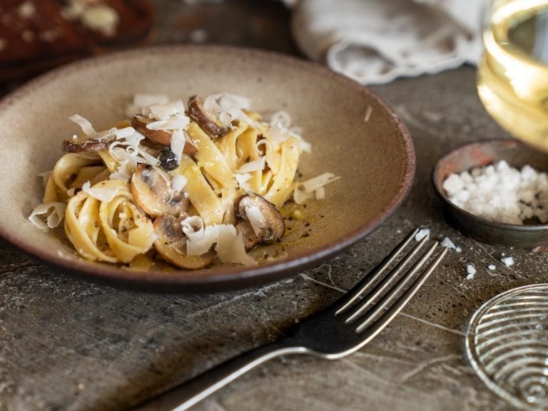 Trueffelpasta 1 | Es gibt kaum etwas, das so zuverlässig glücklich macht wie ein Teller Pasta – oder ein cremiges Risotto. Kein Wunder, dass diese Gerichte bei uns ständig auf dem Tisch stehen.