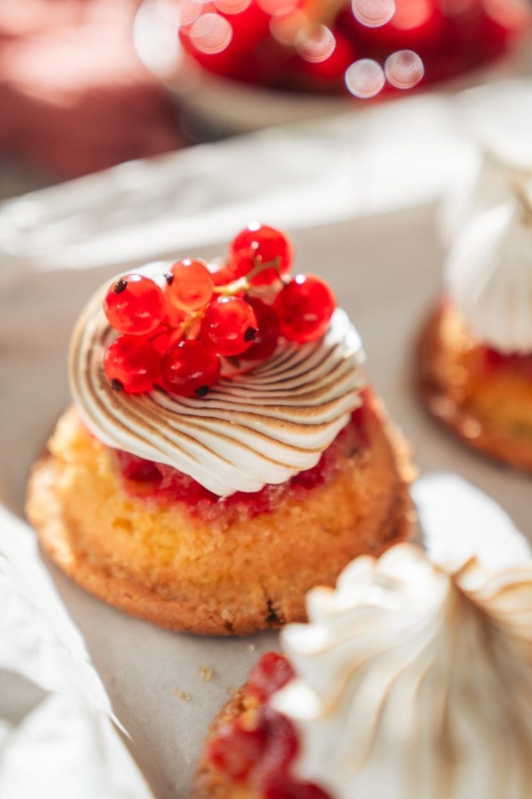 Rezept für Johannisbeer Muffins mit Baiserhaube. Wir servieren sie, wie eine Tarte Tatin als up-side-down Variante und tippen sie mit einer Baisermasse. Einfach perfekte Törtchen für den Sommer.