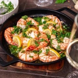 Zitronen-Knoblauch-Garnelen | Perfekt zu einem Glas Vinho Verde 10 Rezepte für unsere Zitronen-Knoblauch-Garnelen. Das mediterrane Gerich ist in weniger als 30 Minuten fertig auf dem Tisch und bringt euch einen echten Genussmoment.