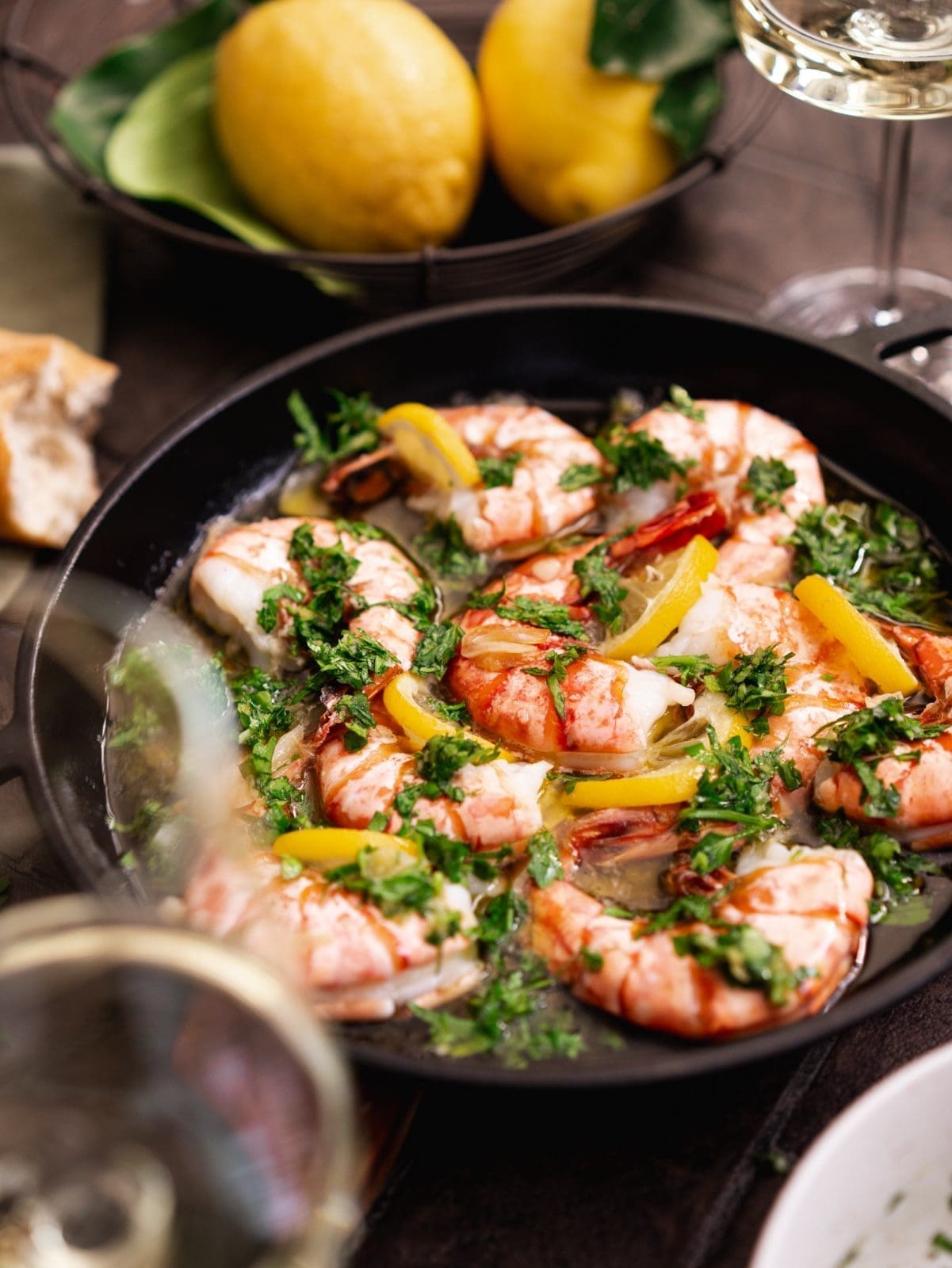 Rezepte für unsere Zitronen-Knoblauch-Garnelen. Das mediterrane Gerich ist in weniger als 30 Minuten fertig auf dem Tisch und bringt euch einen echten Genussmoment.
