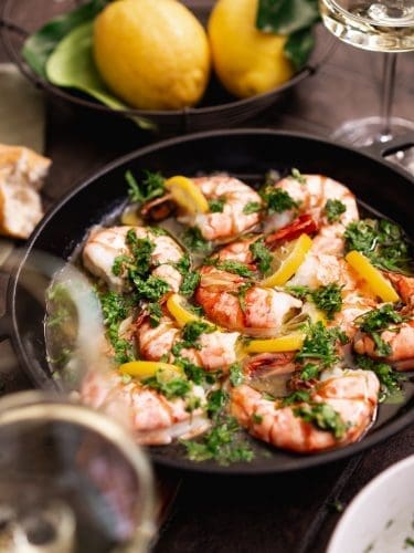 Rezepte für unsere Zitronen-Knoblauch-Garnelen. Das mediterrane Gerich ist in weniger als 30 Minuten fertig auf dem Tisch und bringt euch einen echten Genussmoment.
