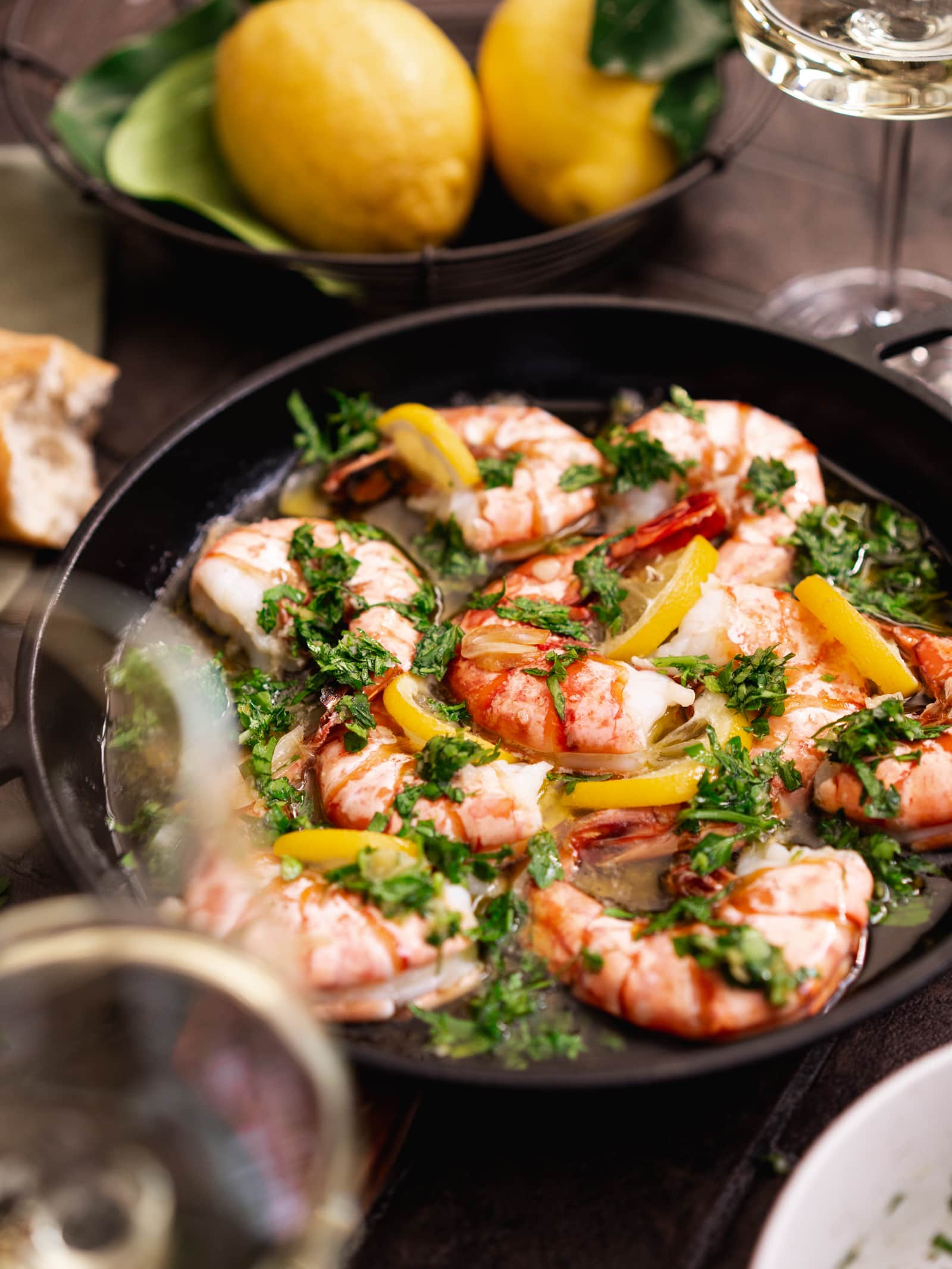 Rezepte für unsere Zitronen-Knoblauch-Garnelen. Das mediterrane Gerich ist in weniger als 30 Minuten fertig auf dem Tisch und bringt euch einen echten Genussmoment.